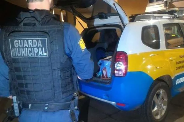 Homem flagrado com menina de 11 anos na cama