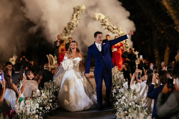 Júlia Vieira e Luigi Cesar trocam alianças em cerimônia campestre