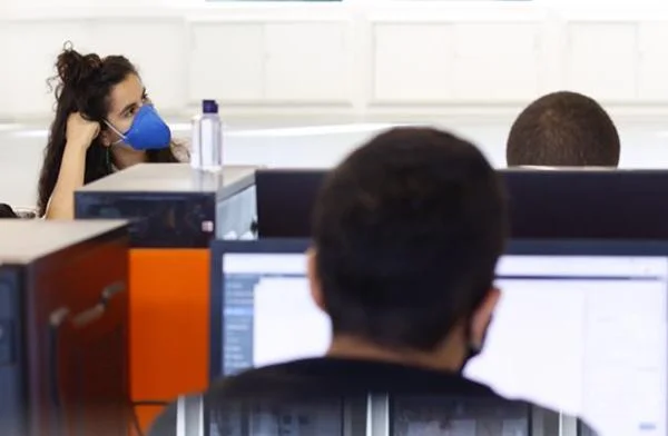 Jovens de baixa renda voltam ao trabalho presencial mais rápido