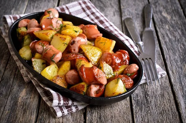 Linguiça com batata assada