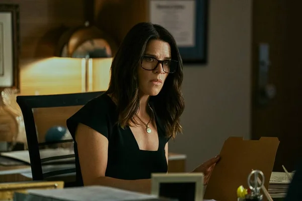 Netflix: O Poder e a Lei, série com Neve Campbell, ganha 2ª temporada