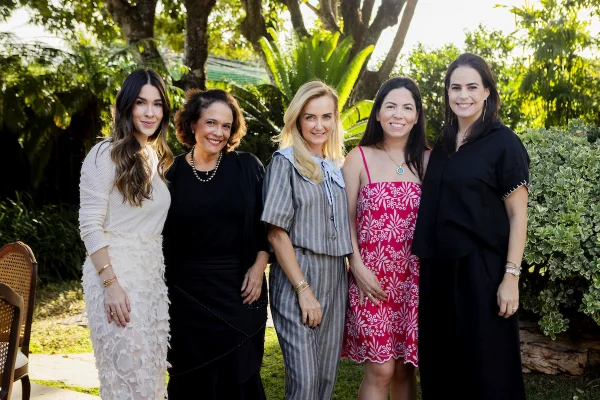 Maria da Graça Miziara e Tici Venâncio oferecem almoço para convidados