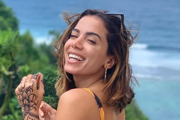 “Quando tô solteira, transo com qualquer coisa”, dispara Anitta