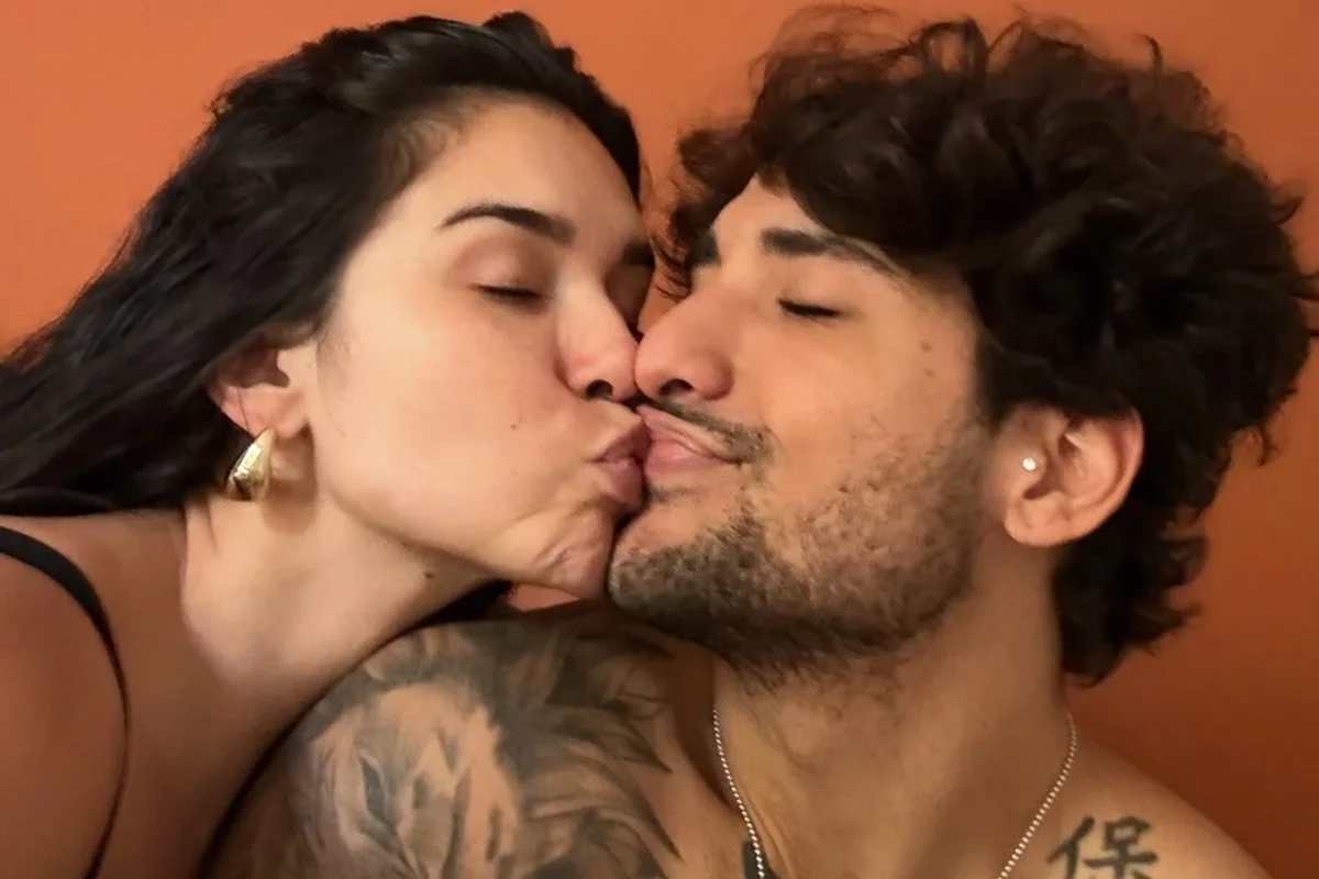 Gizelly Bicalho e Caue Fantin dão selinho Gizelly Bicalho e Caue Fantin dão selinho