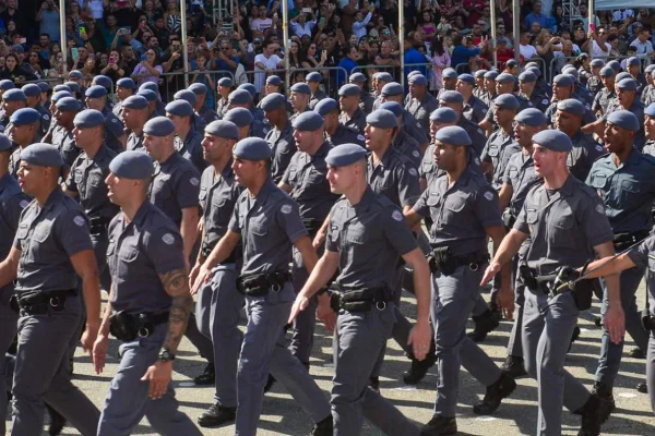 Policiais militares durante formatura