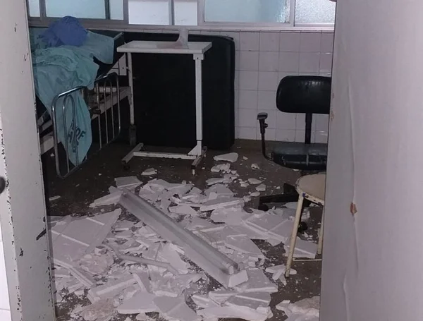 Teto da área de isolamento do Hospital do Gama desaba após chuva