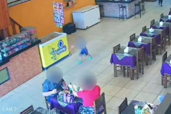O pai relatou que o menino soltou sua mão e correu na direção da rua. Ele foi atropelado na Avenida Santos Dumont, em Guarujá, litoral de SP - Metrópoles
