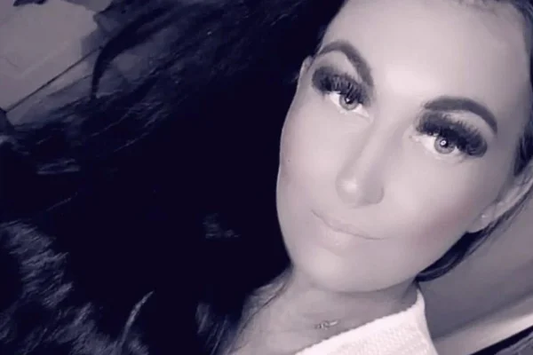 Foto em preto e branco de mulher jovem com cabelos pretos olhando para a câmera - Metrópoles