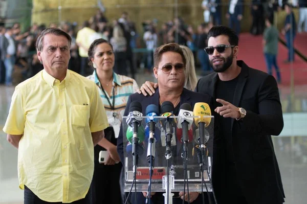 Vídeo: Bolsonaro leva ao programa eleitoral apoio de sertanejos