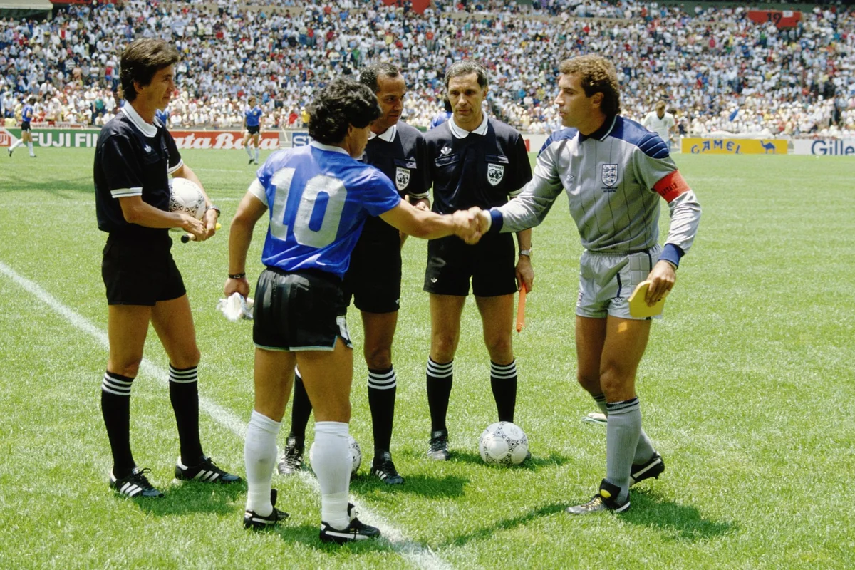 Argentina utilizou o uniforme azul-escuro na Copa do Mundo de 1986 contra a Inglaterra. Argentina utilizou o uniforme azul-escuro na Copa do Mundo de 1986 contra a Inglaterra.