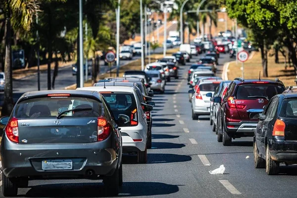 Caos na cidade: Marcha das Margaridas e acidentes param o trânsito