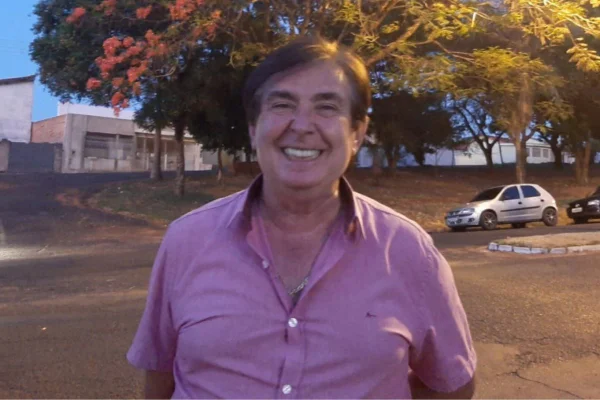 Imagem colorida do ex-prefeito, sendo um homem branco de idade avançada com uma camisa rosa e cabelos lisos - Metrópoles