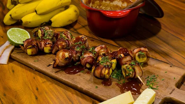 Dia de petiscar: prepare um rápido medalhão de banana com bacon