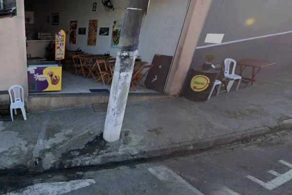 Criminosos em uma moto invadiram o restaurante e efetuaram disparos contra o advogado. Polícia Civil investiga motivação do crime - Metrópoles