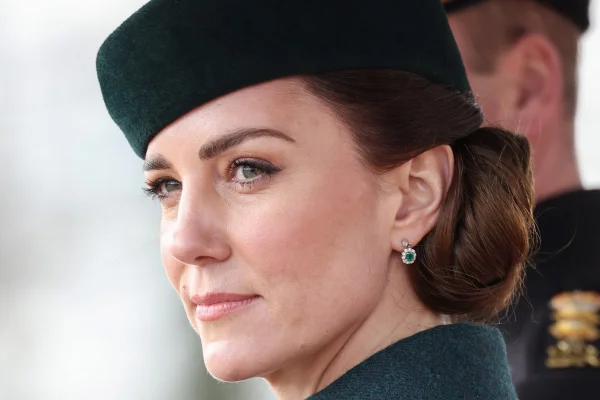 Foto colorida. Rosto de Kate Middleton. Ela está maquiada e com um chapéu verde