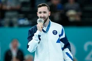 Ele foi campeão olímpico no solo em Tóquio 2020.