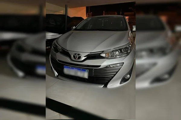 Foto colorida de dianteira de carro em garagem. Bens apreendidos de facções