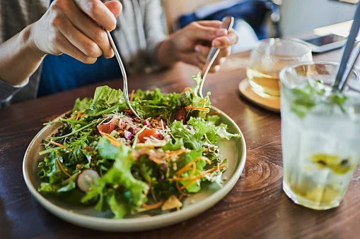 Faz dieta, mas parou de emagrecer? Descubra por que isso acontece