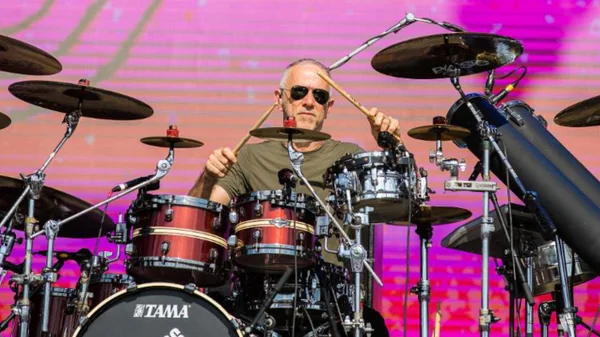 Fotografia colorida mostrando baterista em show-Metrópoles