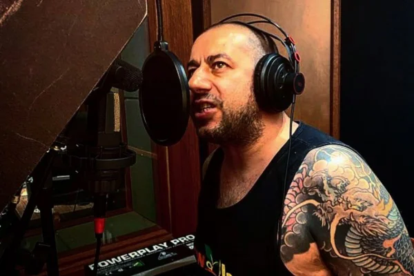 Badauí, do CPM 22, manda recado para haters: “Eu bloqueio e f*da-se”