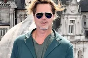 Brad Pitt posa de óculos escuros Brad Pitt posa de óculos escuros