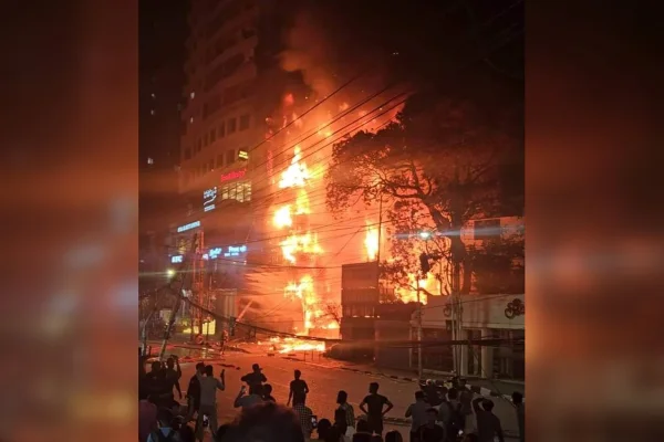Imagem colorida mostra incêndio que atingiu prédio em bangladesh - Metrópoles