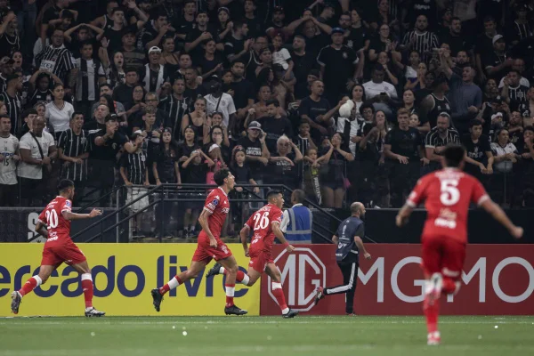 Imagem colorida de HUracán na cas do Corinthians - Metrópoles