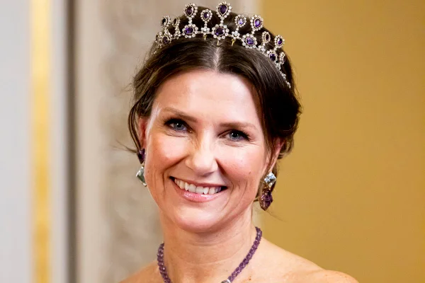 Foto colorida de mulher branca com tiara - Metrópoles