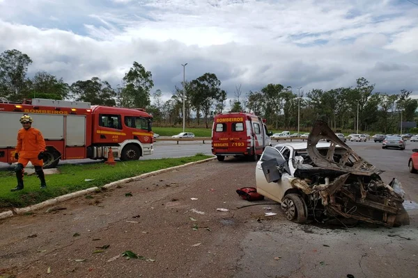 Motorista perde controle do carro e capota perto do Zoológico