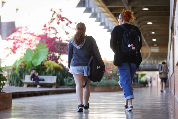Tempo integral cresce e chega a 26,8% no ensino médio público em 2025