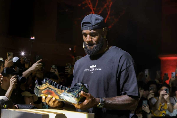 Nike-LeBron-James-2233774272