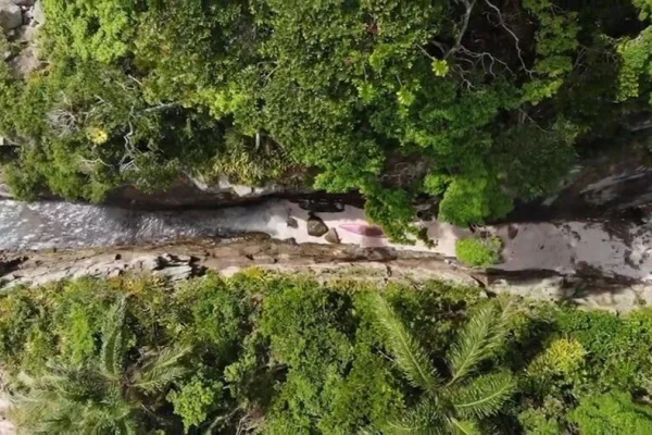 Imagem colorida mostra a praia Ilha da Selinha, também conhecida como Ilha Rachada - Metrópoles