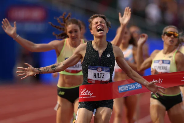 Nikki Hiltz cruza a linha de chegada nos 1500 metros femininos