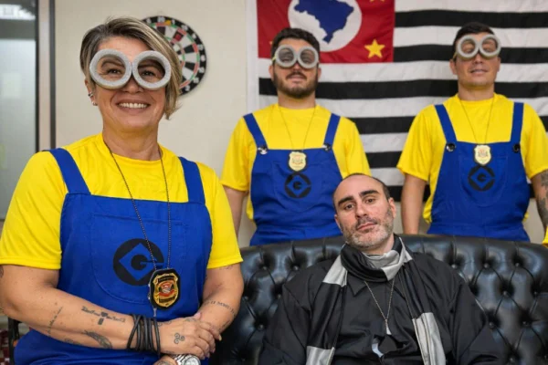 Policiais se vestem de Minions e prendem 4 em blocos de Carnaval de SP