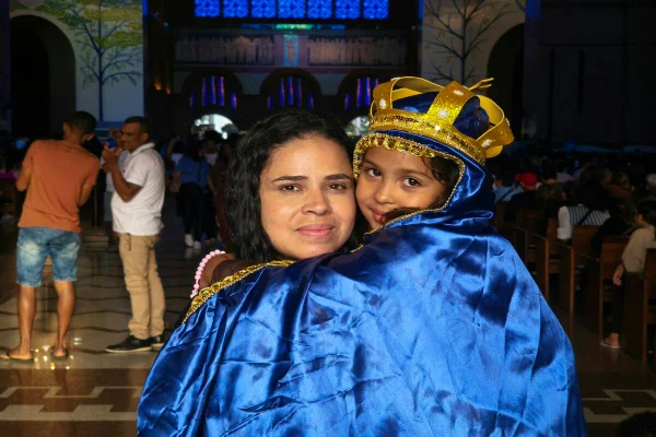 Isabele, de 6 anos, e sua mãe, Francilaine, em Aparecida