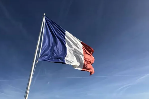 Bandeira da França, sob fundo azul -- Metrópoles