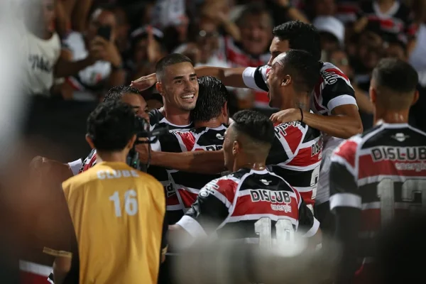 Foto colorida do time do Santa Cruz-PE - Metrópoles