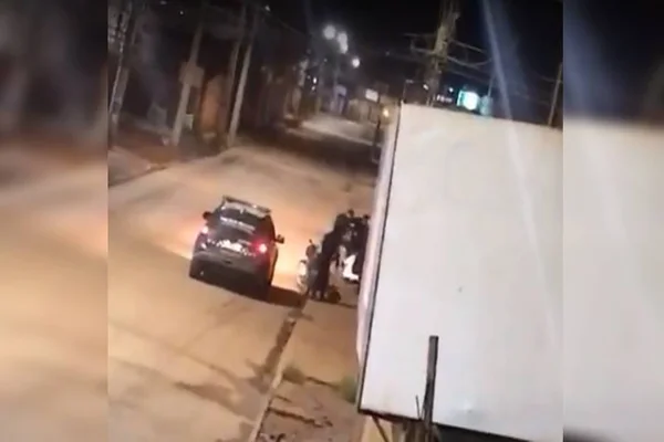 PMs chutam jovem caído no chão