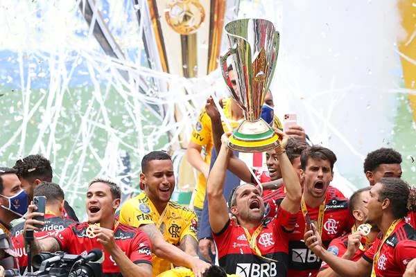 Fotografia colorida de time erguendo taça