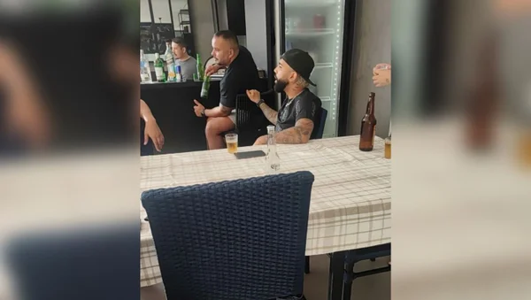 Gabigol é flagrado com camisa do Corinthians e foto viraliza nas redes
