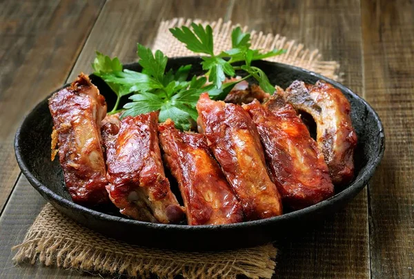 Aprenda receita prática de costelinha de porco com molho barbecue