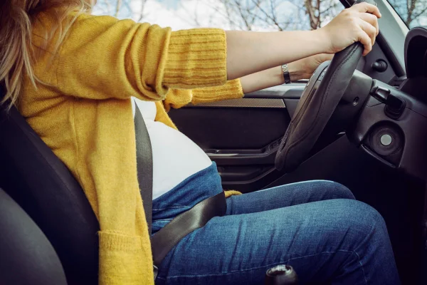 Grávida viajando dentro de carro - Metrópoles