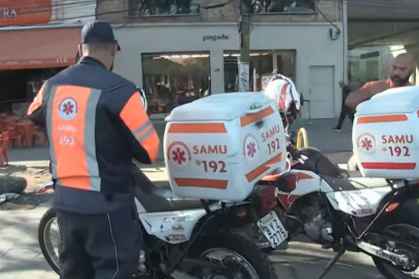 Imagens coloridas mostram duas motos do Samu e os respectivos socorristas em atendimento em rua de Pinheiros, na zona oeste de São Paulo