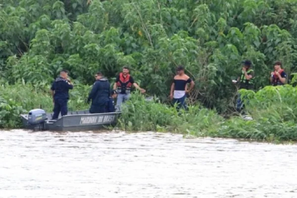 Imagem colorida, pessoas sendo resgatadas pela Marinha - Metrópoles