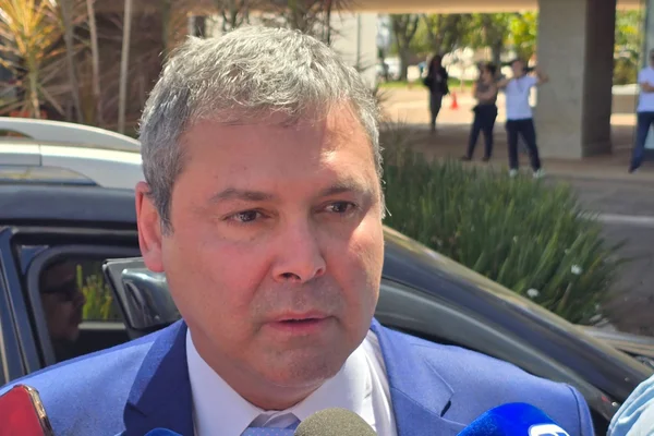 O líder de do PT na Câmara, deputado Lindbergh Farias, fala com a imprensa no STF. O julgamento do ex-presidente Jair Bolsonaro (PL) e de mais sete aliados começou às 9h10 desta terça-feira (2/9) na Primeira Turma do Supremo Tribunal Federal (STF). Os cinco ministros da Turma analisam a ação penal sobre suposta trama golpista atribuída ao ex-chefe do Palácio do Planalto e sete réus que visou anular as eleições de 2022 e manter Bolsonaro no poder - Metrópoles