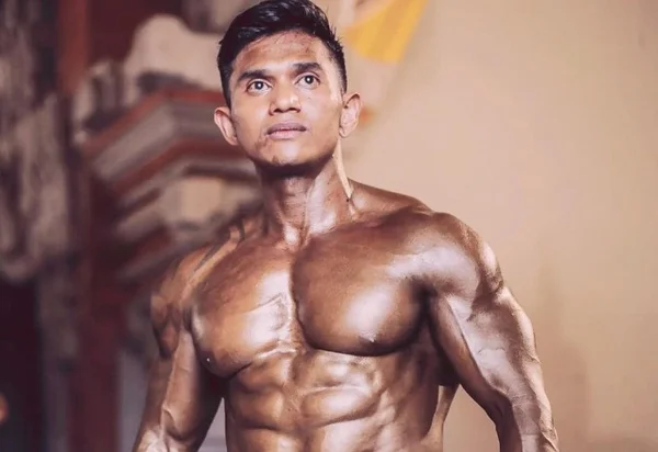 Imagem do dorso do fisiculturista Justyn Vicky sem camisa - reprodução de foto do Instagram feita peloMetrópoles