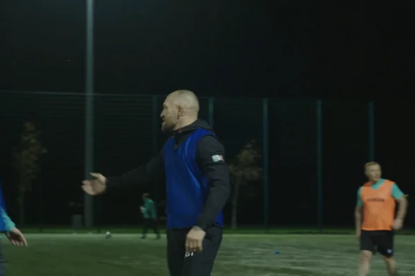 Campeão e artilheiro: McGregor surpreende com golaço em jogo de futebol