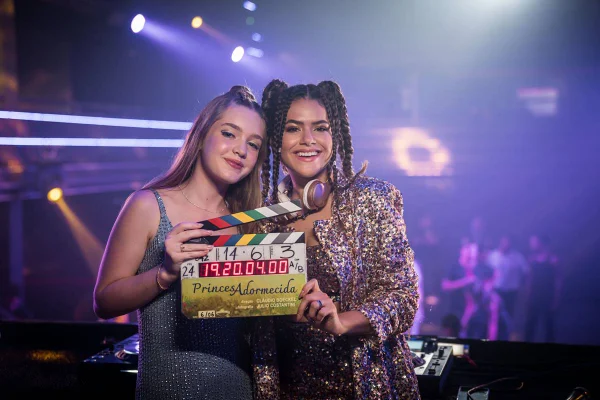 Imagem colorida do filme Princesa Adormecida, com Maisa e Pietra Quintela - Metrópoles