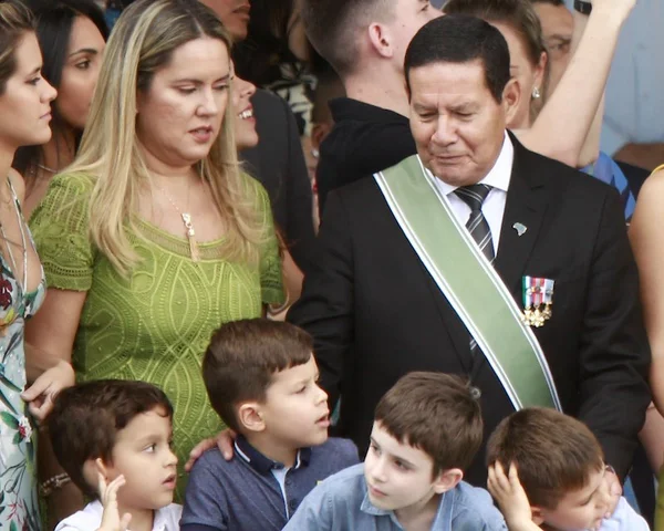Mulher de Mourão curte comentários que pedem marido na Presidência