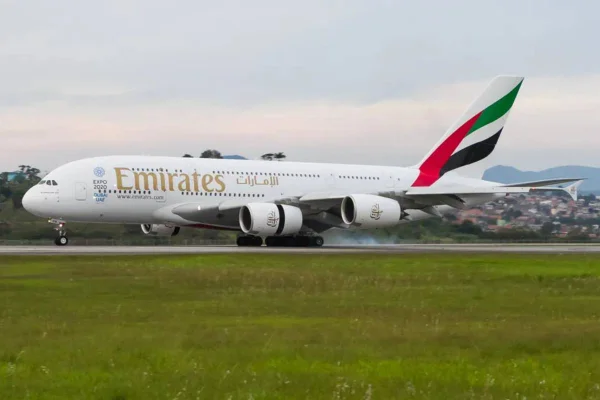 Avião da Emirates - Metrópoles